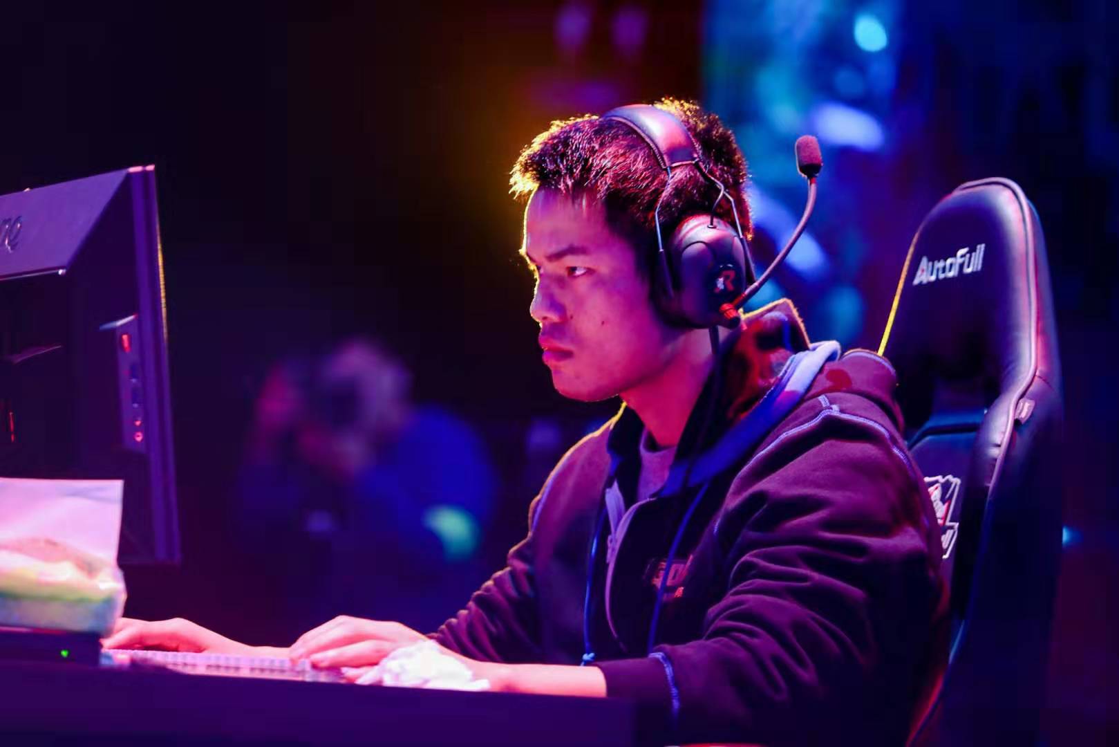 的两双表现 的两双表现